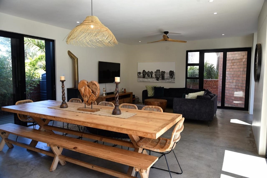 To Let 7 Bedroom Property for Rent in Wavecrest Eastern Cape